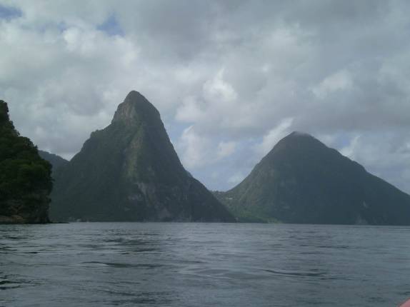 As figuras inconfundíveis das montanhas Piton, em Soufriere, sul de Santa Lúcia, no Caribe